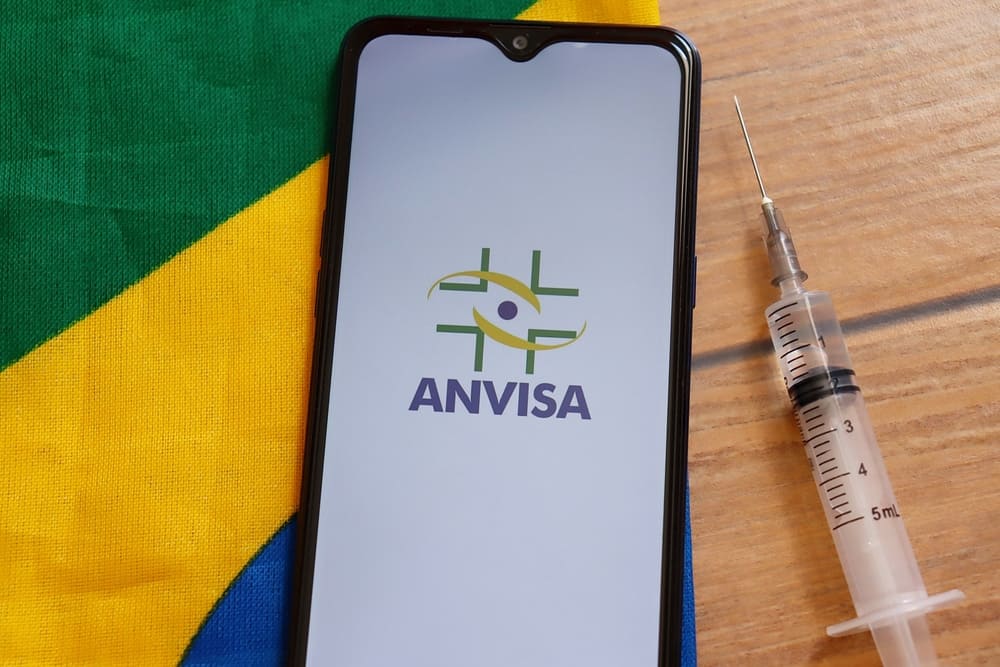Brasil aprova 1ª vacina de dose única contra a dengue A Anvisa confirmou a aprovação técnica da Butantan-DV, primeira vacina de dose única contra a dengue disponível no mundo. O imunizante, desenvolvido pelo Instituto Butantan, passou por todos os critérios de segurança, eficácia e qualidade e agora avança para a etapa administrativa que formaliza o registro. Com isso, o Ministério da Saúde poderá concluir as definições sobre sua incorporação ao Programa Nacional de Imunizações (PNI). Logo da Anvisa