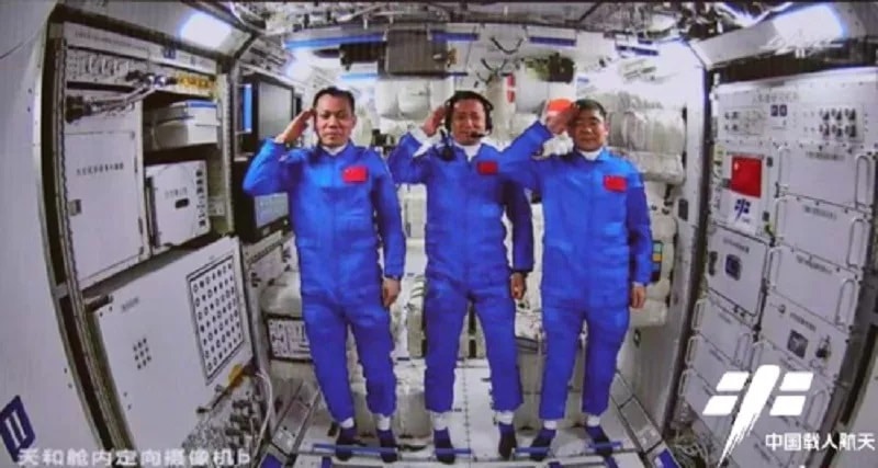 Astronautas chineses prestam continência ao presidente chinês
