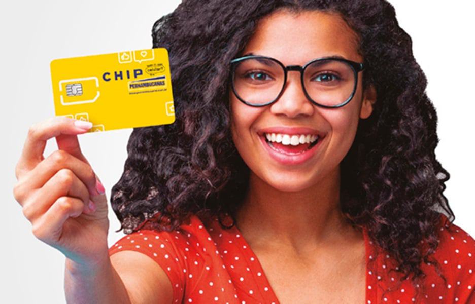 Mulher segurando um chip de telefonia móvel da Pernambucanas 
