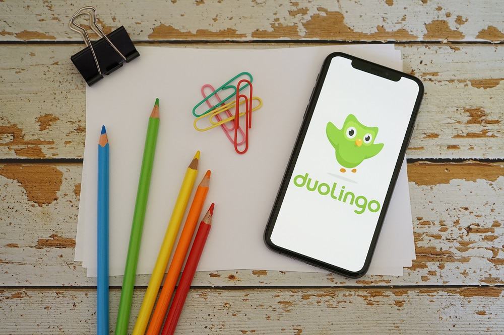 Em parceria, Vivo e Duolingo vão oferecer três meses grátis no uso do app de idiomas. Imagem: Sulastri/iStock