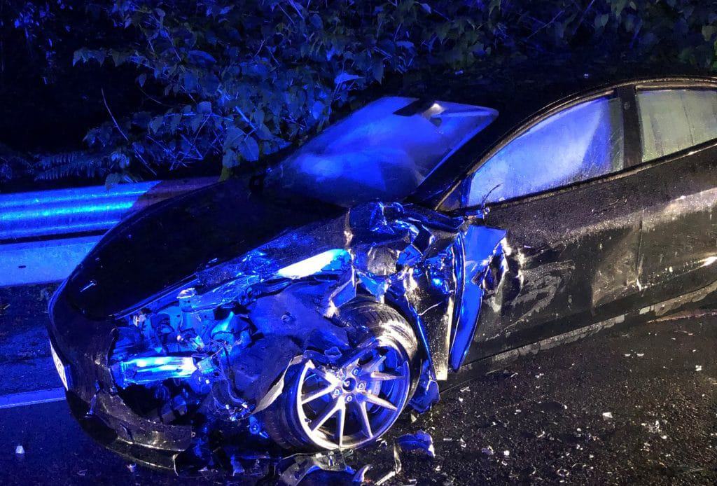 Dono de Tesla Model 3 diz que carro "salvou namorada grávida e o filho"; veja vídeo do acidente. Imagem: Twitter/Reprodução