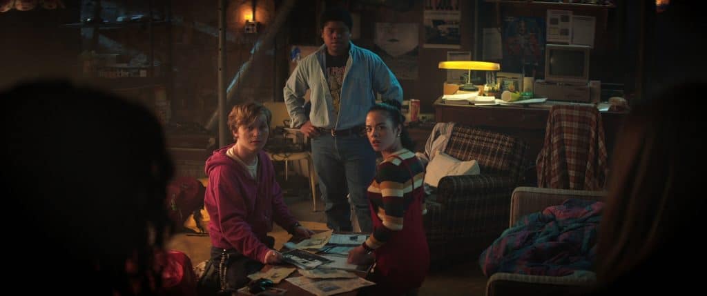 ‘Rua do Medo: 1994 – Parte 1’: Deena (Kiana Madeira), Simon (Fred Hechinger), Josh (Benjamin Flores Jr.), Kate (Julia Rehwald) e Sam (Olivia Welch). Imagem: Netflix/Divulgação