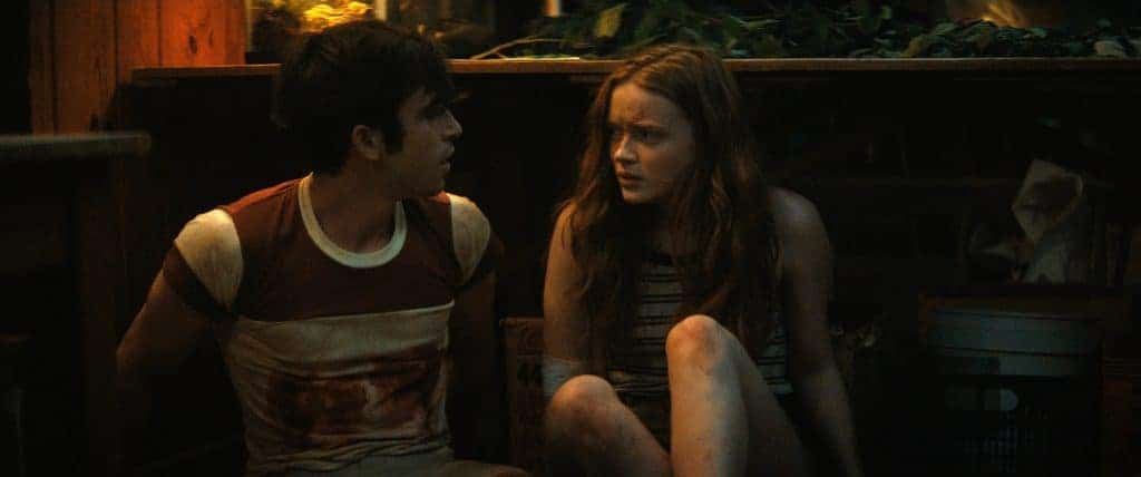 Ted Sutherland e "Nick" e Sadie Sink é "Ziggy" em ‘Rua do Medo: 1978 – Parte 2’. Imagem: Netflix/Divulgação