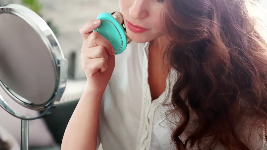 Mulher utilizando o novo produto da Foreo 