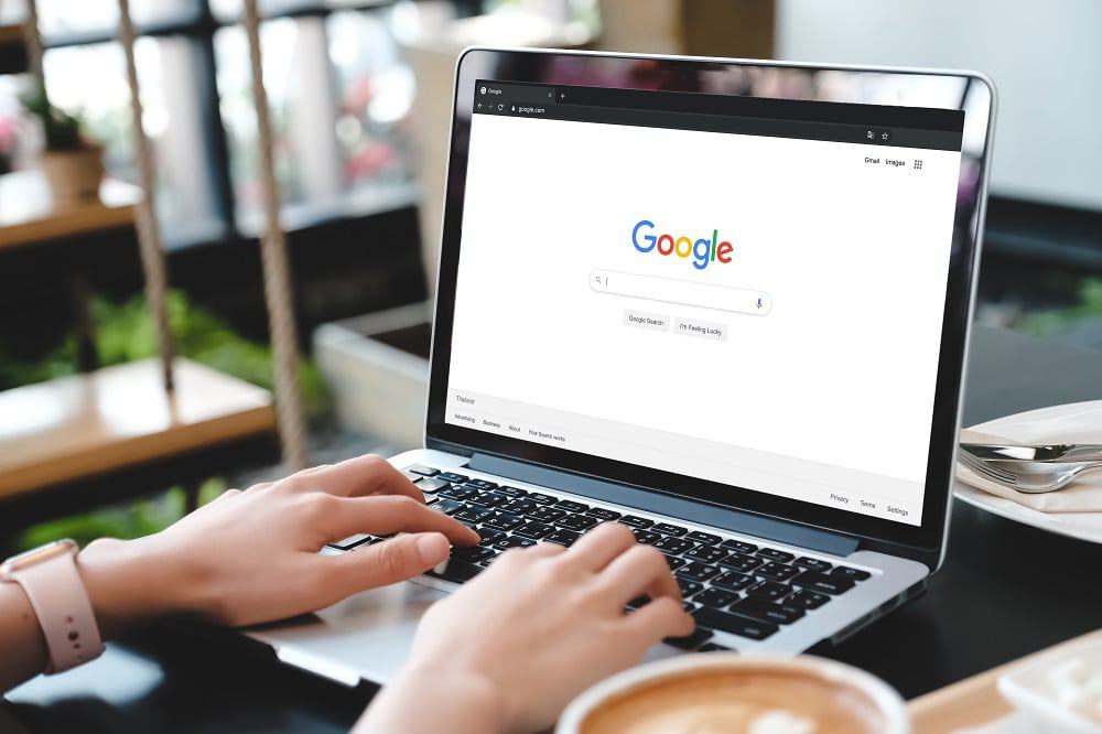 Google faz parceria com reguladores para reformular rastreamento de anúncios. Imagem: Shutterstock/Castleski
