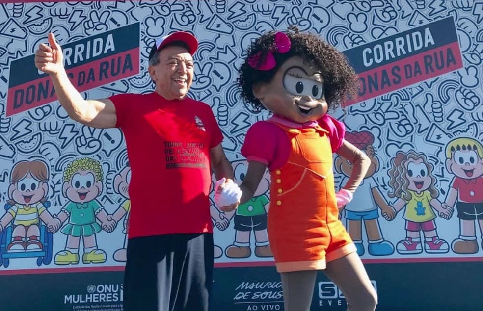 O quadrinista Mauricio de Sousa ao lado da personagem Milena, que estreou nos quadrinhos da Turma da Mônica em 2019.