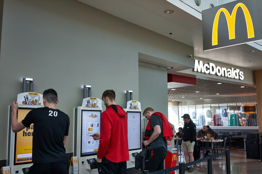 Área interna de uma loja do McDonald's