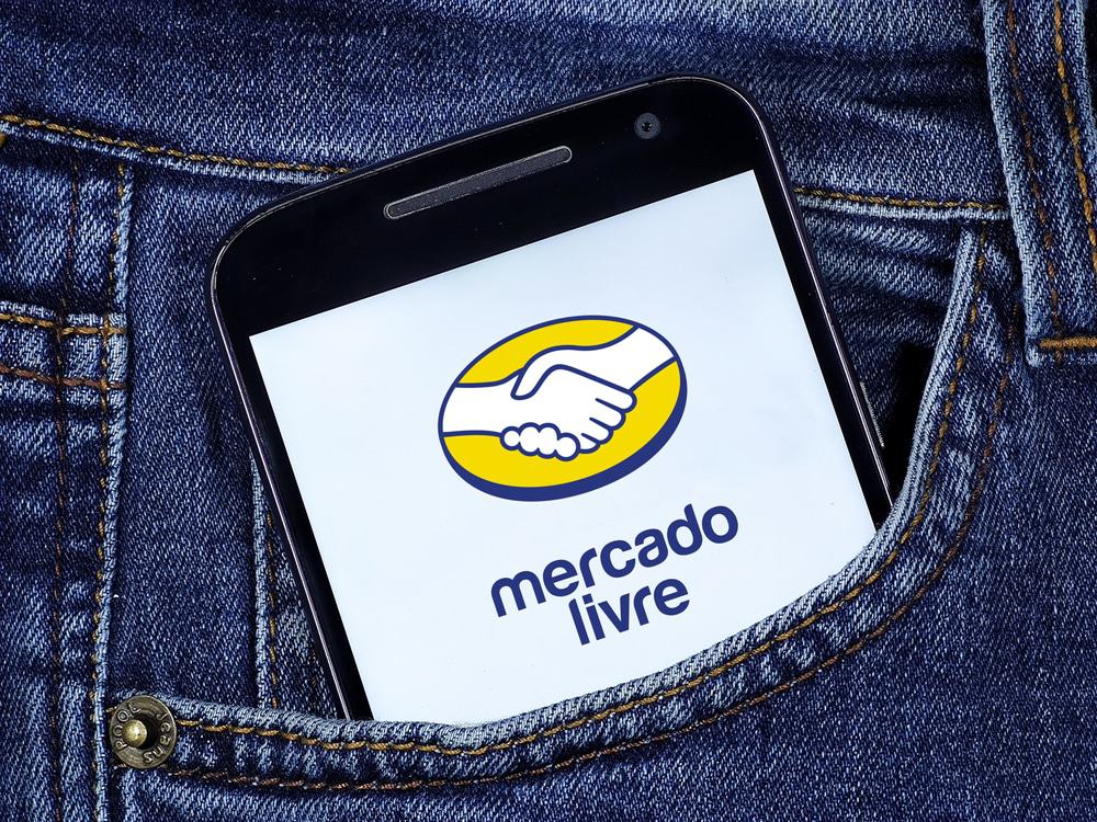 Celular mostrando a logo do Mercado Livre