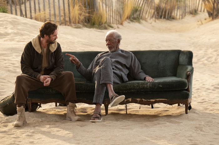 Dan Stevens (Otto) e Morgan Freeman (Stuart) em cena do último episódio de 'Solos'. Imagem: Jason LaVeris/Amazon Studios