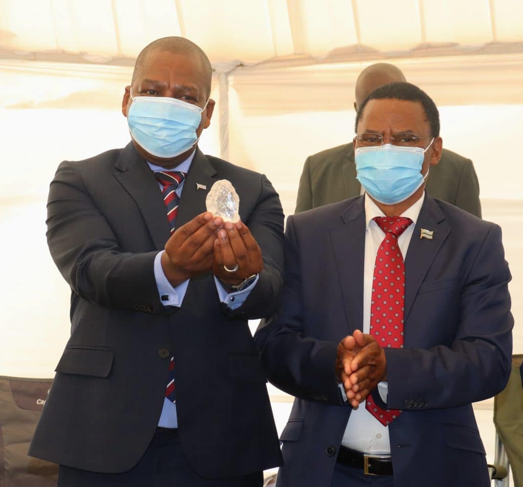 Presidente Mokgweetsi Masisi segurando o diamante