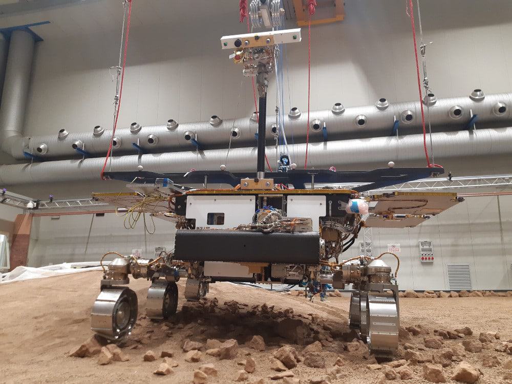 Modelo de testes do Rosalind Franklin no simulador de terreno marciano em Turin, na Itália. Imagem: ESA