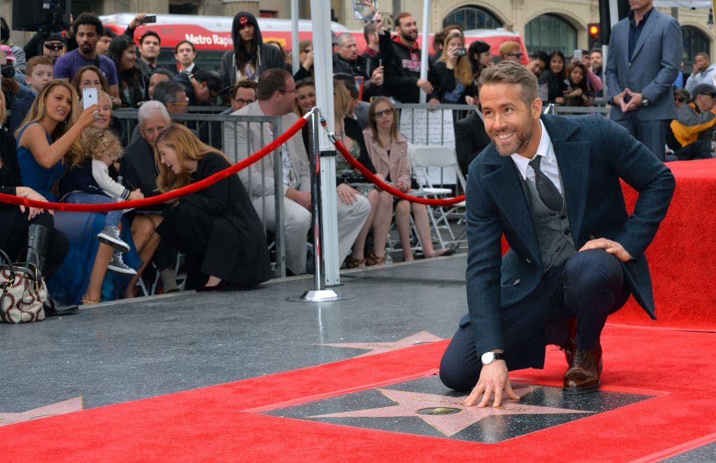 Ryan Reynolds na Calçada da Fama, em Hollywood, na inauguração de sua estrela. Imagem: Photo Agency / Shutterstock.com