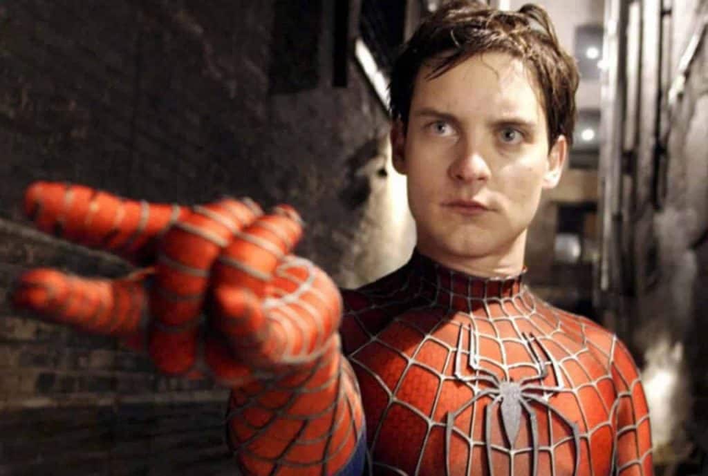 Tobey Maguire com o uniforme do Homem-Aranha e sem máscara