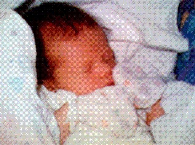 Imagem mostra uma foto granulada e antiga, porém em cores, de um bebê recém-nascido