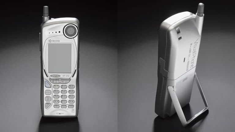 Imagem mostra um Kyocera VP-210, primeiro celular com câmera a ser vendido comercialmente no Japão