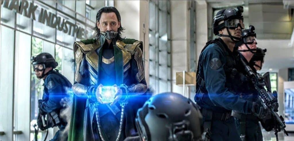 Loki (Tom Hiddleston) segura o Tesseract em cena de fuga em Vingadores: Ultimato 
