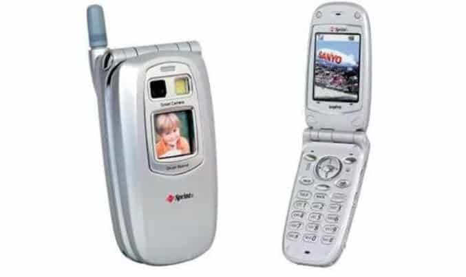 Imagem mostra o Sanyo V-Katana, primeiro celular com câmera a chegar no mercado ocidental