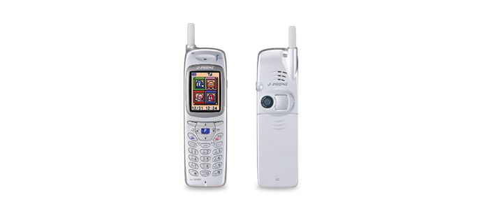 Imagem mostra o Sharp J-Phone, o primeiro celular com câmera a dispensar o uso de um computador para transferir os arquivos de imagem