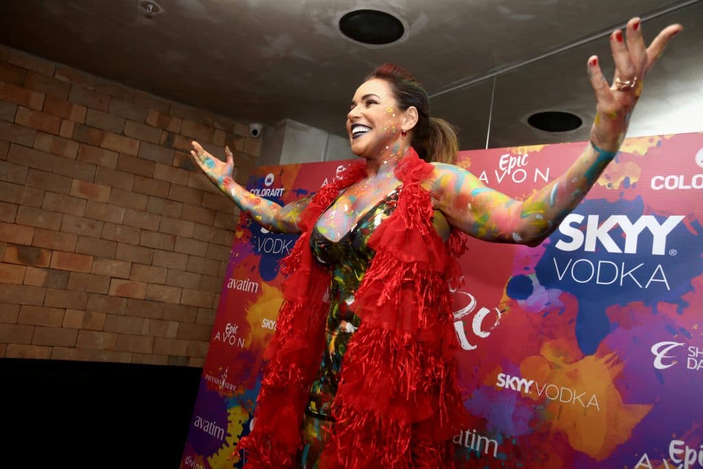 Daniela Mercury comemorando o carnaval em Salvador, Bahia, em 2018. Imagem: Joa Souza / Shutterstock.com