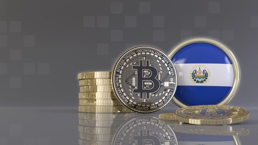 Ilustração de bitcoin ao lado da bandeira de El Salvador