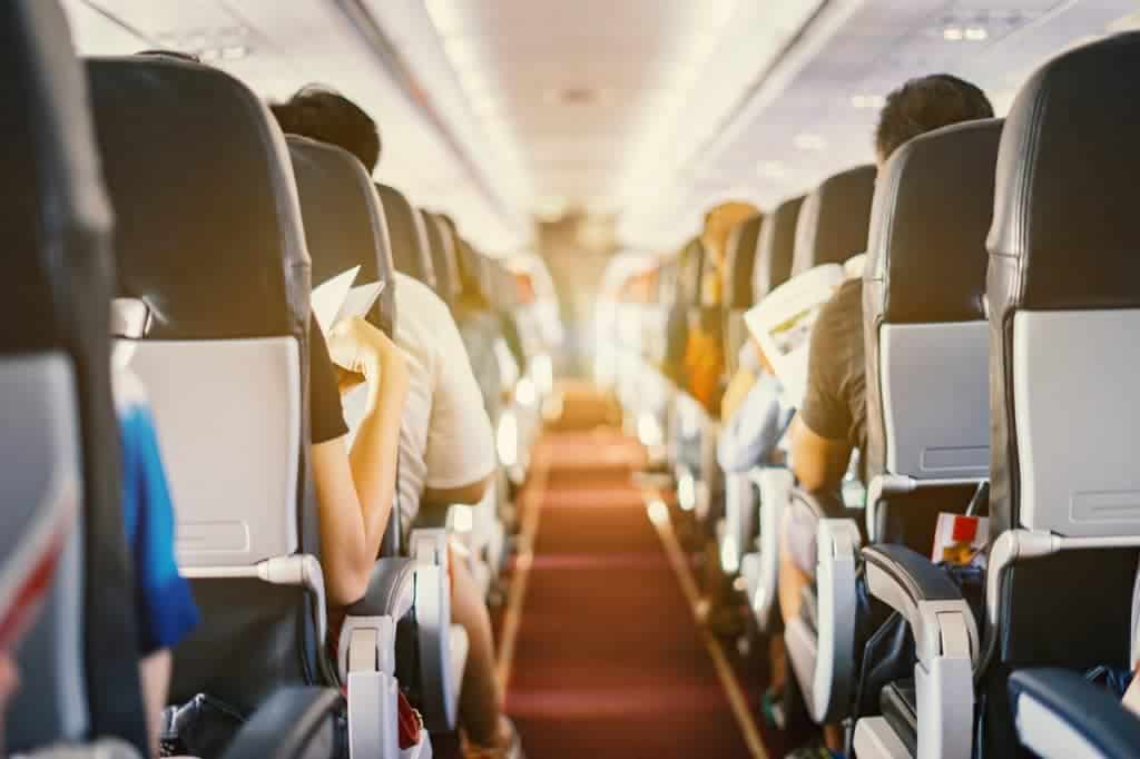 Imagem de dentro de uma cabine de avião