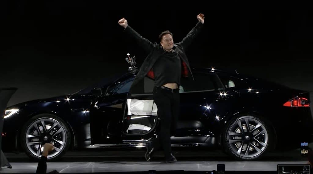 Elon Musk dirige o novo Tesla Model S Plaid em evento de apresentação. Imagem: Youtube/Reprodução