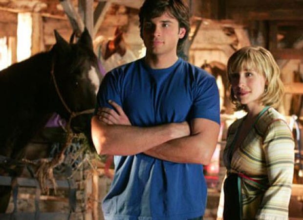 Allison Mack e Tom Welling em cena de 'Smallville'. Imagem: The CW Television Network/Divulgação