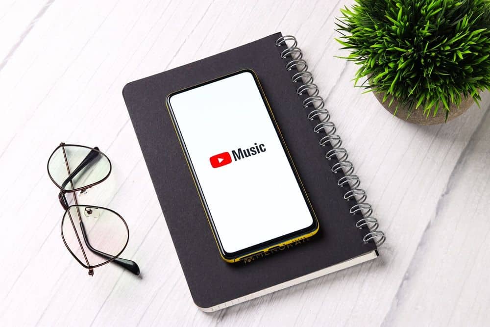 Celular mostrando o logo do YouTube Music