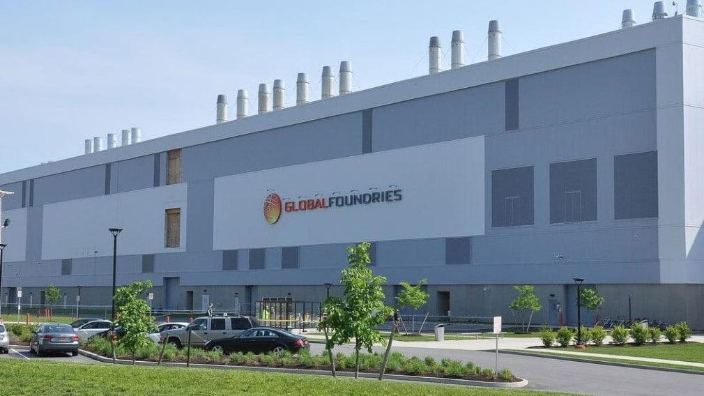 Imagem mostra a fachada da Foundries, empresa de produção de componentes para chips semicondutores. Rumores indicam que a Intel pode comprar a GlobalFoundries por US$ 30 bilhões