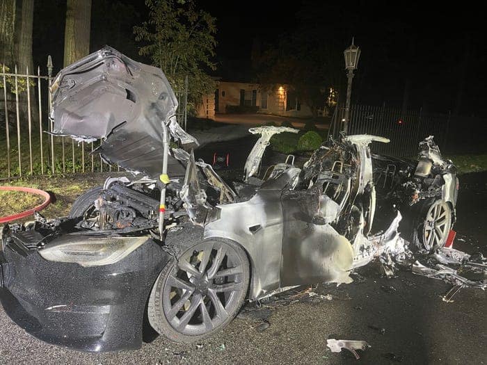 O Tesla Model S rolou cerca de 25 metros sem ninguém dentro antes de ser envolvido pelas chamas, disse o advogado do proprietário. Imagem: Geragos e Geragos/Reprodução