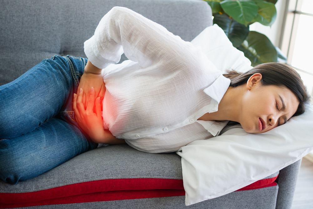 mulher deitada com cólica menstrual forte