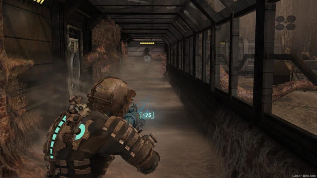 Cena do jogo de 2008 mostra homem com uniforme espacial caminhando por corredor vazio de estação espacial.