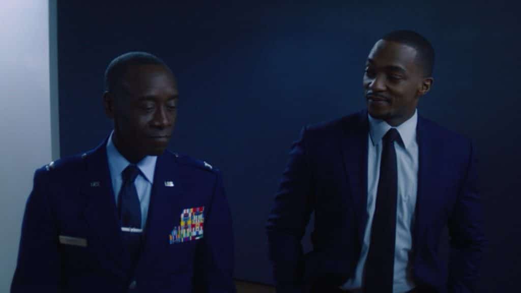 Don Cheadle e Anthony Mackie em cena do primeiro episódio da série Falcão e o Soldado Invernal
