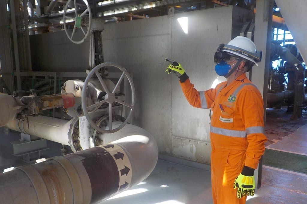 Imagem mostra um técnico da Petrobras equipado com a HoloLens, da Microsoft