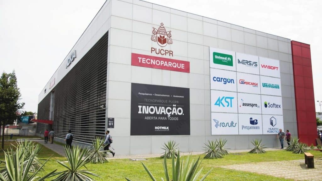 Imagem mostra a fachada da Hotmilk Academy, centro de inovação da Pontifícia Universidade Católica do Paraná, a PUCPR.