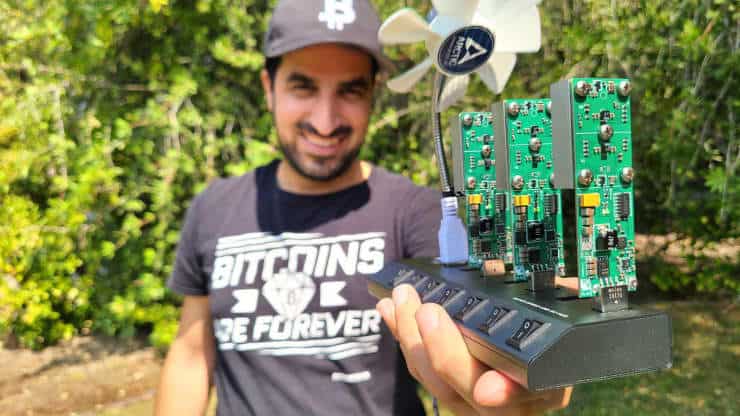 Idan Abada segurando sua pequena estação de mineração