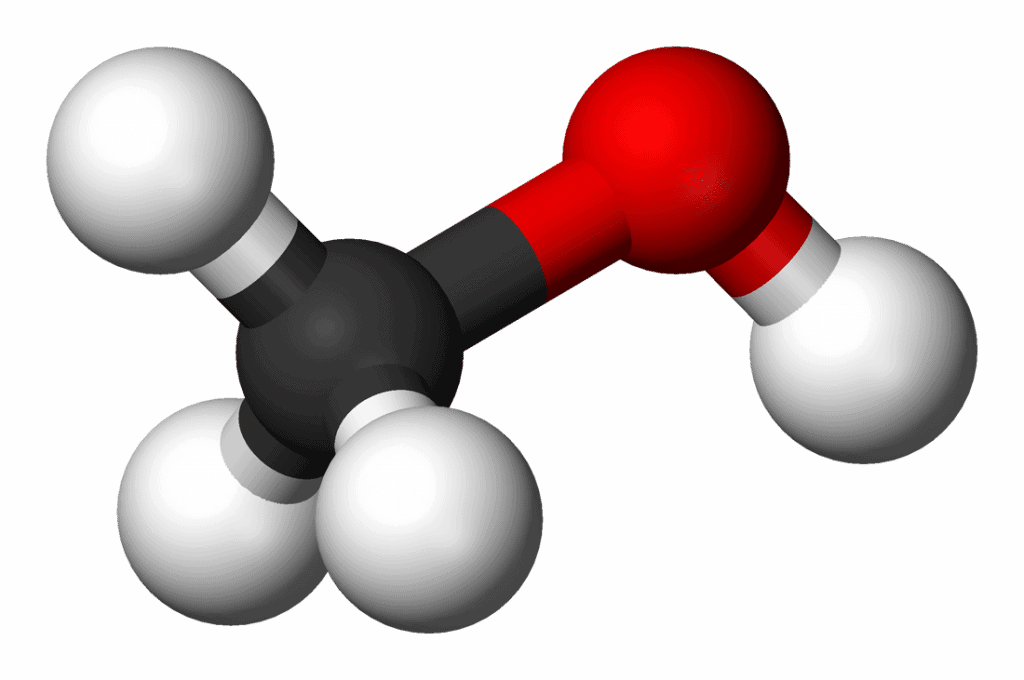 O que é metanol? Entenda por que é perigoso e se é possível identificá-lo em bebidas alcoólicas No último final de semana de agosto, quatro jovens ingeriram bebidas alcoólicas com a presença de metanol no produto e acabaram sendo internados. O caso ocorreu no sábado, dia 30 de agosto, quando dois homens e duas mulheres, com idades entre 23 e 27 anos, beberam duas garrafas de gin compradas em uma adega localizada na região da Cidade Dutra, na Zona Sul de São Paulo. Ligações químicas do Metanol