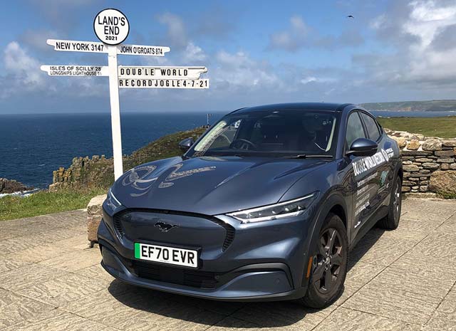 Imagem mostra veículo próximo à placa que sinaliza Land's End