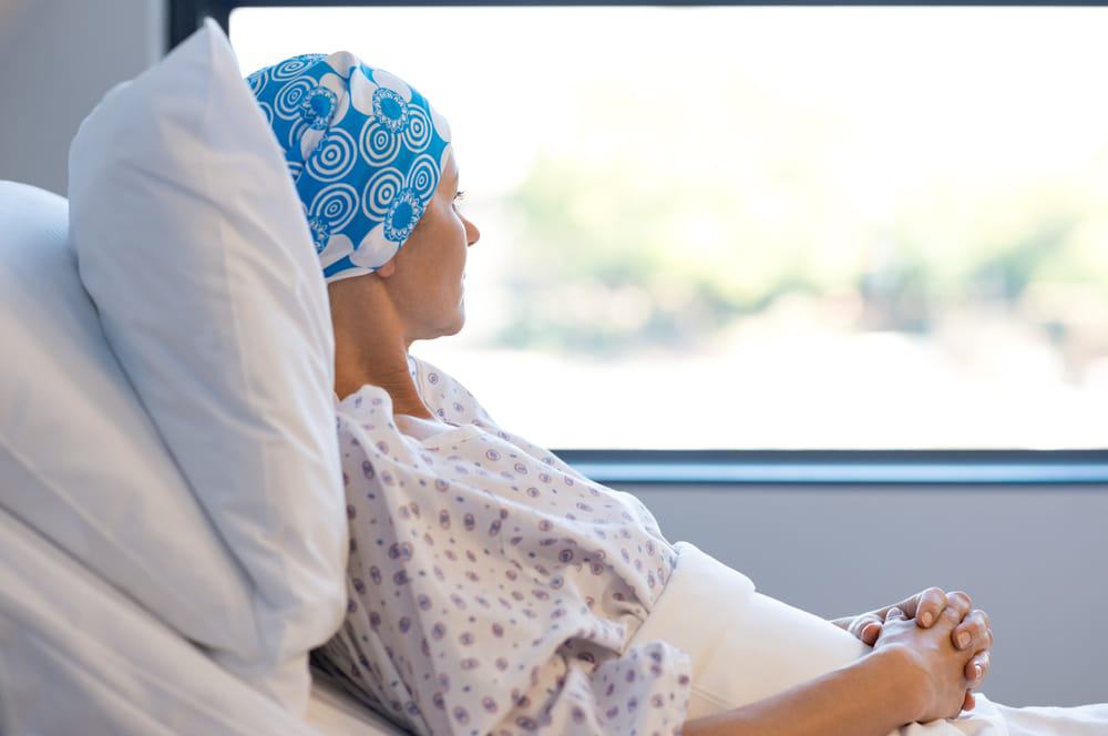 mulher idosa deitada com roupa de hospital