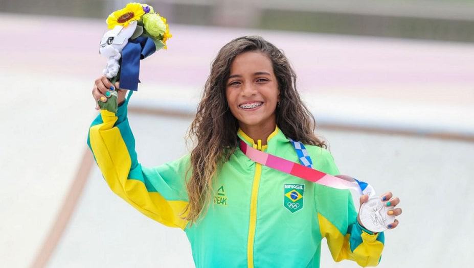 Rayssa Leal com a medalha de prata no skate street feminino nas Olimpíadas de Tóquio