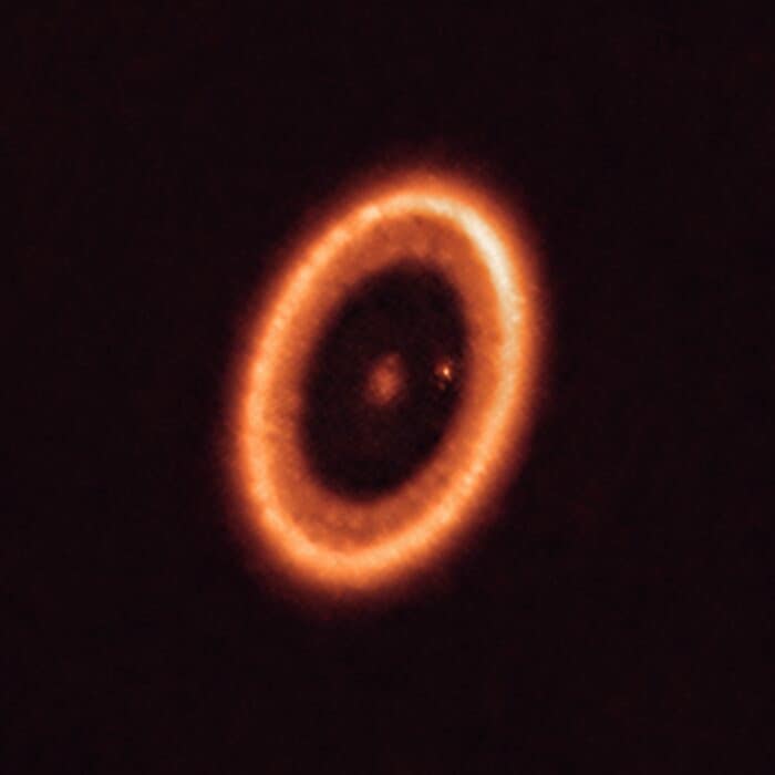 Esta imagem obtida com o ALMA mostra o sistema PDS 70 situado a quase 400 anos-luz de distância da Terra. Ele é composto por uma estrela, no seu centro, e por, pelo menos, dois planetas que a orbitam, PDS 70 b (que não é visível nesta imagem) e PDS 70c, rodeado pelo seu disco circumplanetário (o ponto à direita da estrela). Crédito: ALMA (ESO/NAOJ/NRAO)/Benisty et al.