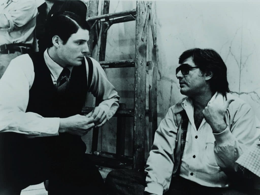 Richard Donner e Christopher Reeve nos bastidores de 'Superman' (1978). Imagem: Warner Bros./Divulgação