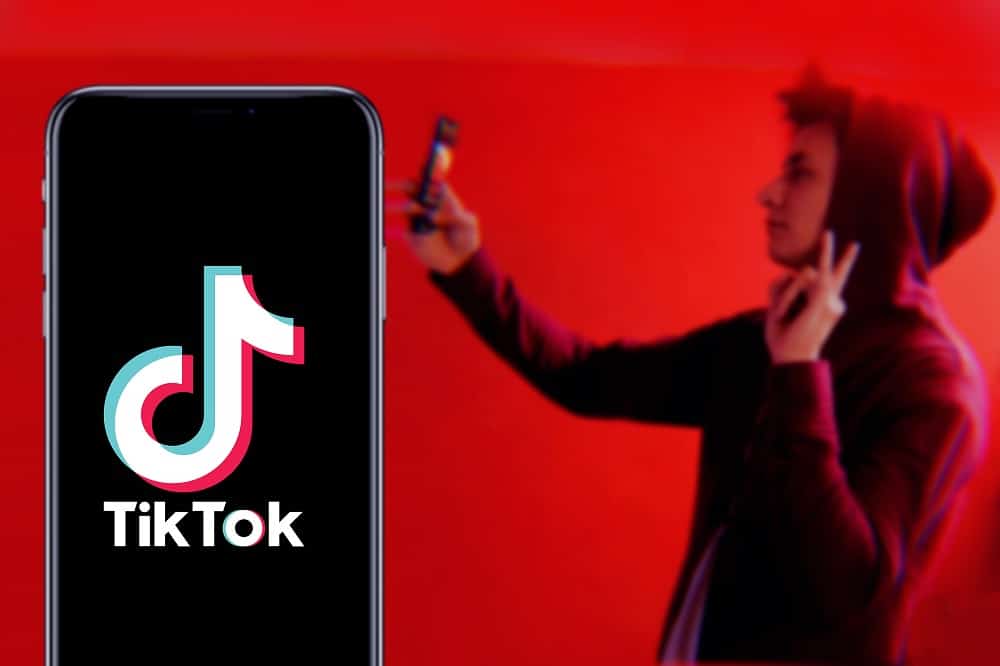 Menino fazendo um vídeo no TikTok