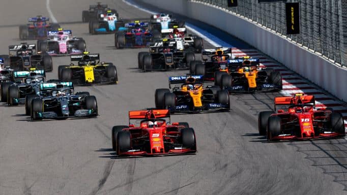 Início da corrida no Grande Prêmio de Fórmula 1 da Rússia, em 2019. Imagem: Mikhail Kolesnikov / Shutterstock.com