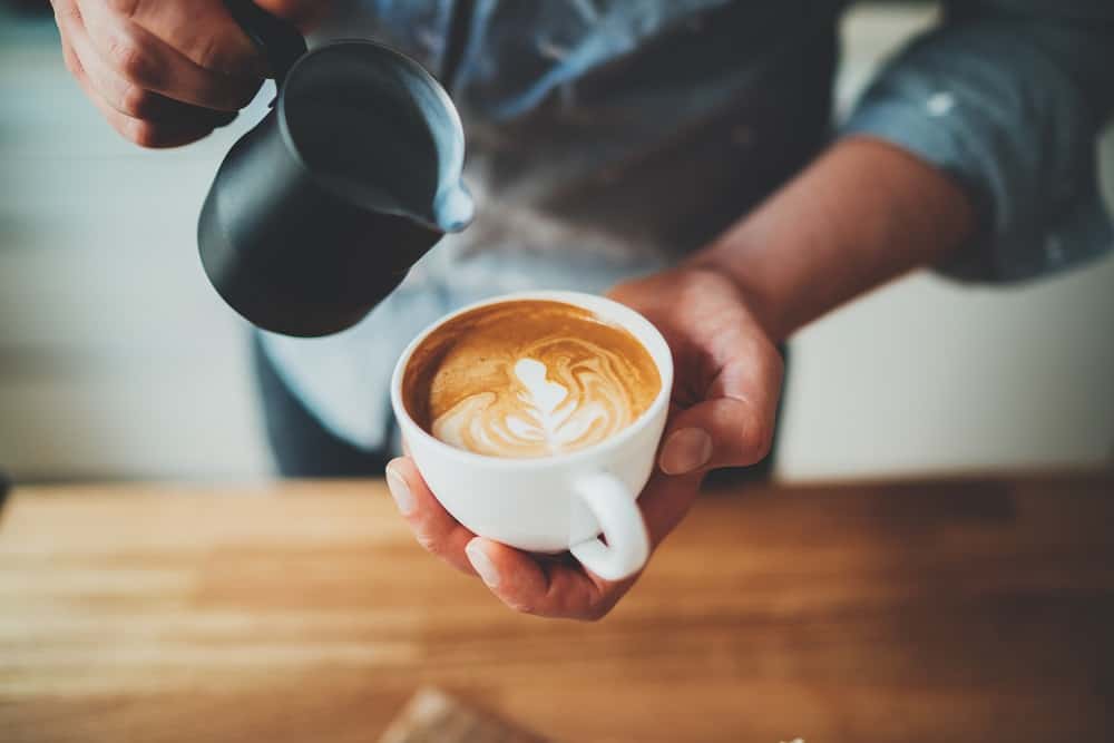 xícara de café com leite