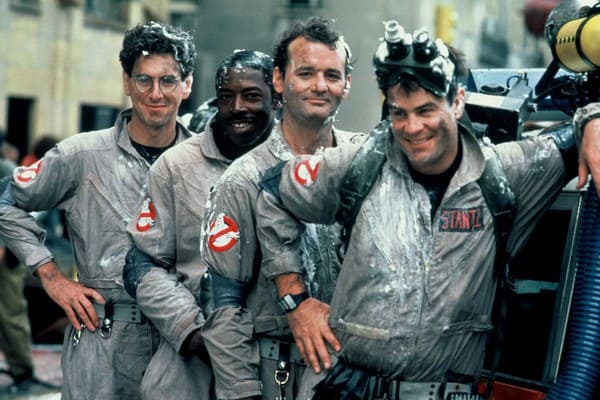 Os membros do elenco original do clássico 'Os Caça-Fantasmas' (1984). Imagem: Sony Pictures/Reprodução