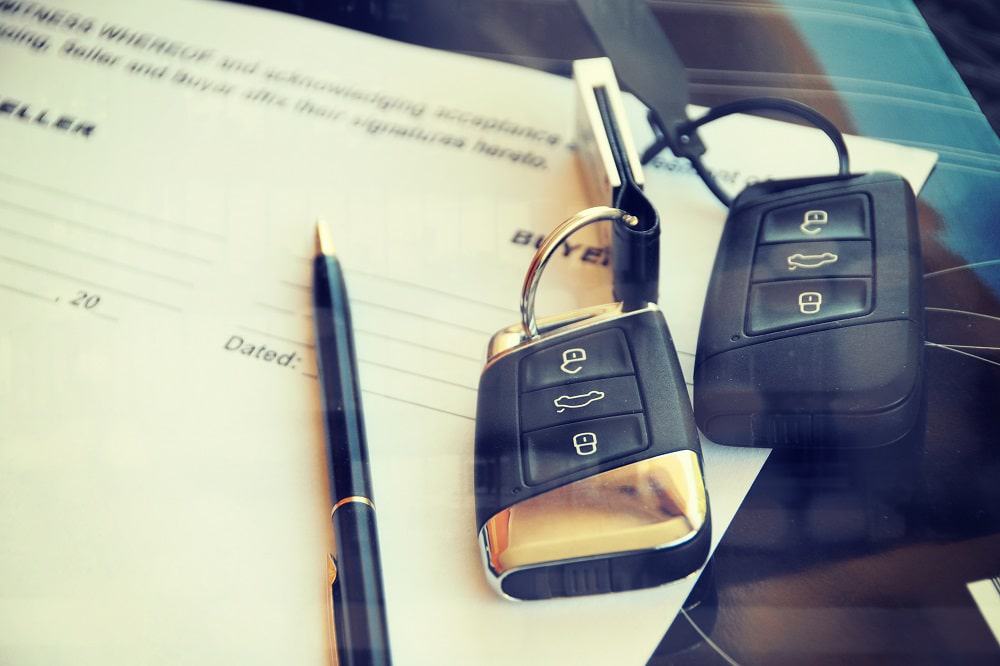 Chaves de carro em cima de contrato