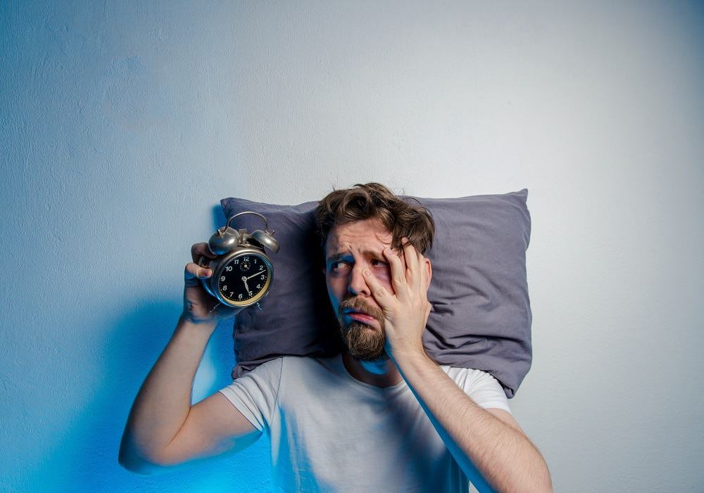 Estudo: dormir menos de seis horas de forma recorrente afeta o bem-estar físico e mental. Imagem: Phoenixns/iStock