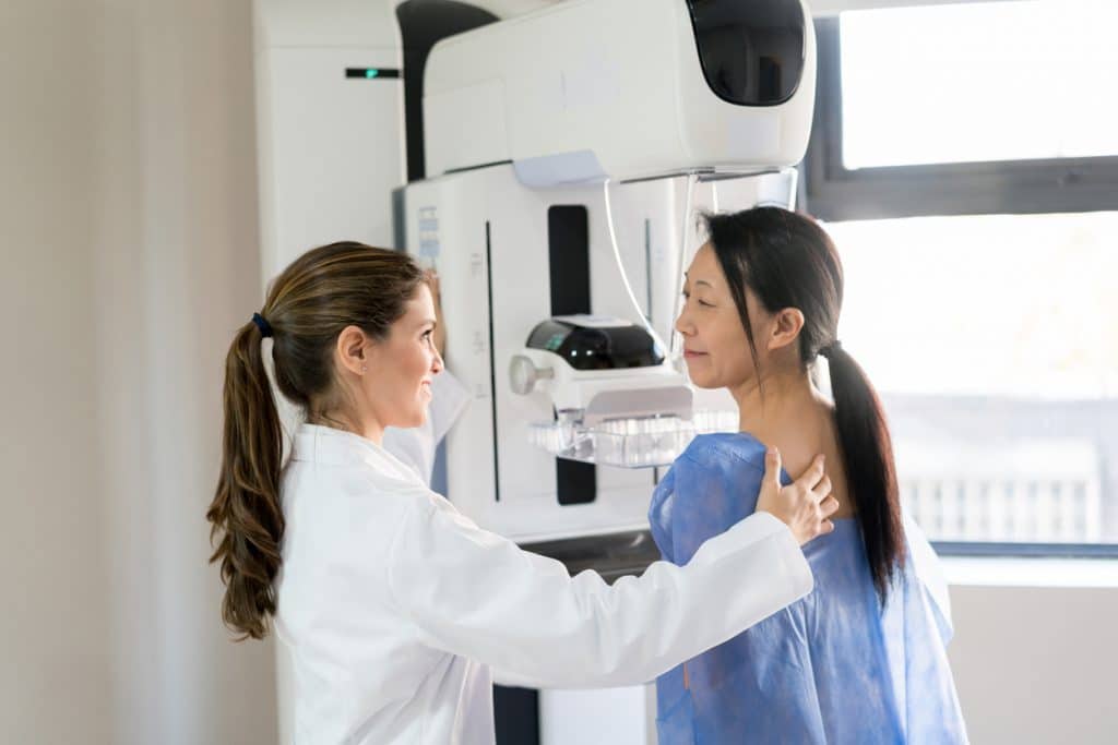 Mamografia: como o exame determina quem tem o câncer de mama? O câncer de mama é o tipo de câncer mais comuns em mulheres no Brasil e no mundo, depois do câncer de pele não melanoma. De acordo com o Instituto Nacional do Câncer (INCA), a taxa de incidência é de 43,74 casos a cada 100.000 mulheres. A incidência tende a crescer de forma progressiva a partir dos 40 anos. Saiba por que a mamografia só deve ser feita de duas a quatro semanas após a vacinação