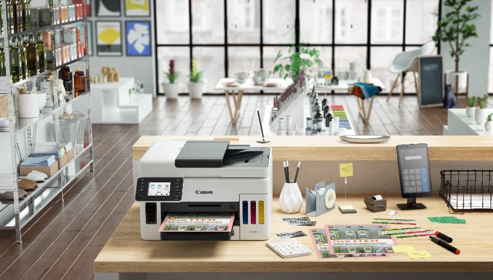 Ilustração da linha de impressoras da Canon Maxify; imagem mostra o dispositivo em cima de uma mesa